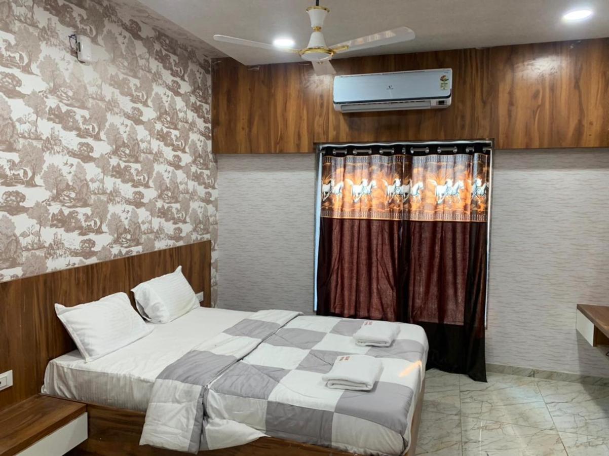 Kesar Hotel Viramgam Buitenkant foto